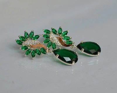 Серебряные серьги Silverstyle с золотыми пластинами 170с цвет камня зеленый
