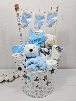 Букет подарков для малышей с пледом пеленками и аксессуарами a.l.babybox Белые звезды на голубом №2