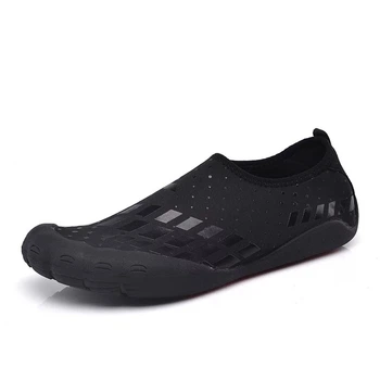 Обувь для пляжа и кораллов аквашузы Diving shoes чёрые с закрытым носком 38 ( 24,5 см ) 303
