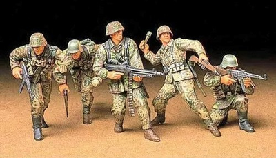 Model do sklejania Tamiya zolnierzy German Front Line Infantrymen (4950344996759)