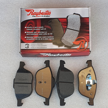 Передние керамические тормозные колодки 2,5/1.5FWD Ford Escape 2013-2019 Raybestos (MGD1044CH)