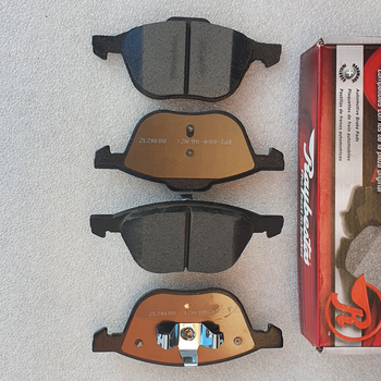 Передние керамические тормозные колодки 2,5/1.5FWD Ford Escape 2013-2019 Raybestos (MGD1044CH)