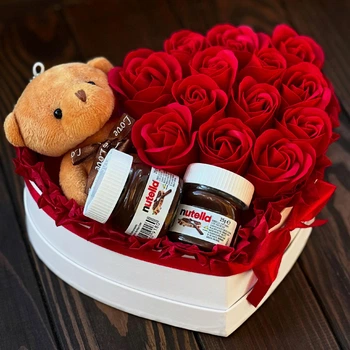 Подарунковий бокс YourGifts з червоними мильними трояндами та солодощами для дівчини, сестри, дружини, мами на день народження