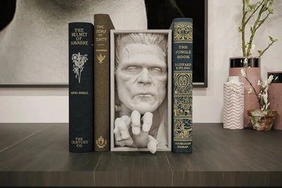 Ексклюзивний обмежувач для книг у стилі Франкенштейн (Frankenstein). Декоративна статуетка для книг з маскою героя. Декор для книжкових полів (білий) HoldMyBeer