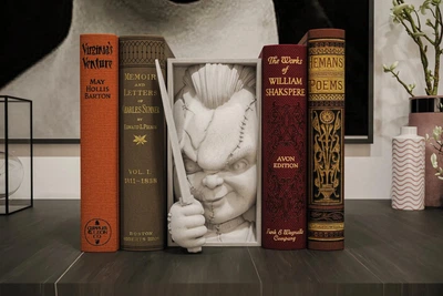 Ексклюзивний обмежувач для книг у стилі Чакі (Chucky). Декоративна статуетка для книг з маскою героя. Декор для книжкових полиць (білий ) (Aivory)