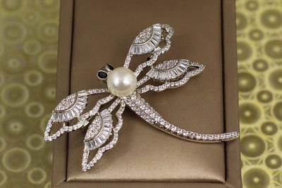 Брошь Xuping Jewelry стрекоза с жемчугом 4 см серебристая