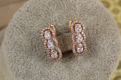 Сережки Xuping Jewelry Семафор із білими каменями 1,6 см золотисті