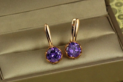 Серьги Xuping Jewelry величавая простота с фиолетовым камнем 2.3 см золотистые