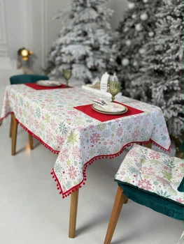Скатерть водоотталкивающая с помпонами новогодняя Delux Textil Разноцветные снежинки 140 х 110 см (368028)