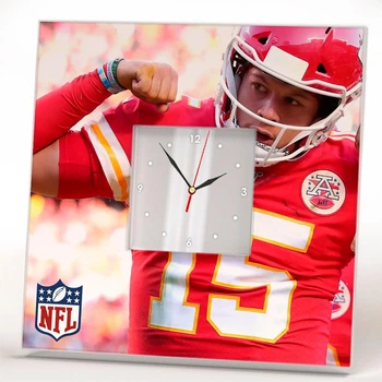Часы "Патрик Махоумс. Patrick Mahomes" игрок NFL, для фанатов НФЛ, американский футбол, подарок для спальни, клуба, бара