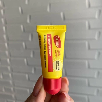 Міні-бальзам для губ Strawberry полуниця Carmex SPF15 у тюбику 5 г
