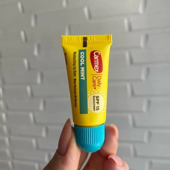 Міні-бальзам для губ Cool Mint прохолодна м'ята Carmex SPF15 у тюбику 5 г