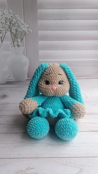 Вязаная мягкая плюшевая игрушка амигуруми зайчик "Зайка Зефирка" в бирюзовом платье, 30 см, ручная работа