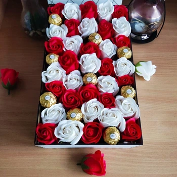 Подарунковий бокс з цукерками Ferrero та трояндами для дівчини на новий рік день народження 8 березня день народження (ar116)