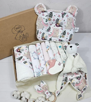 Набор для новорожденного: полотенце, подушка, пеленки и игрушки a.l.babybox Зайки на полянке молочный