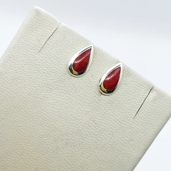 Сережки-гвоздики серебряные с кораллом 0,8 г