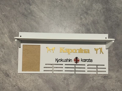 Медальниця карате з полицею 50смх35см біла (Medalnutsia-9)