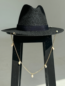 Шляпа Федора женская D.Hats из рафия с цепью золото с ракушками черная