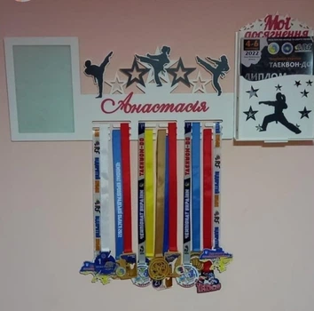 Медальниця карате Анастасія з карманом для грамот і дипломів з поличкою для кубків і фоторамкою 50смх35см біла (Medalnutsa-0602-626)