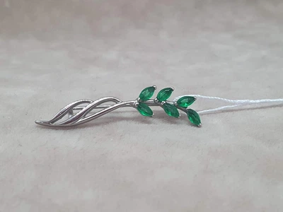 Серебряная брошь-булавка с фианитами. 9520 ЗЕЛ