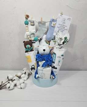 Букет подарков для малышей с полотенцем пеленками и аксессуарами a.l.babybox Паровозик