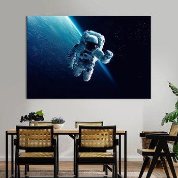 Картина на холсте Космонавт в космической невесомости 51x34 см (V212-1_M)