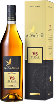 Коньяк Maison A. de Vacqueur Cognac VS 3 года выдержки 0.7 л 40% в подарочной упаковке + Винный напиток игристый ароматизированный Berlaine сладкое белое 0.75 л 7.5% (8437007365887_3760305860194)