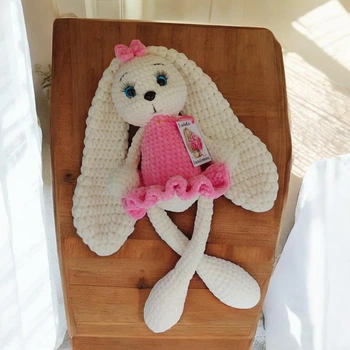М'яка іграшка handmade Зайчик в сукні 45 см молочно-рожевий в'язаний гачком амігурумі