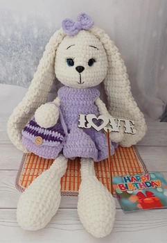 М'яка іграшка handmade Зайчик 45 см молочний в знімній бузковій сукні з сумочкою в'язаний гачком амігурумі