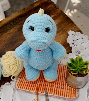 М'яка плюшева іграшка handmade Динозавр 32 см блакитний амігурумі в'язаний гачком