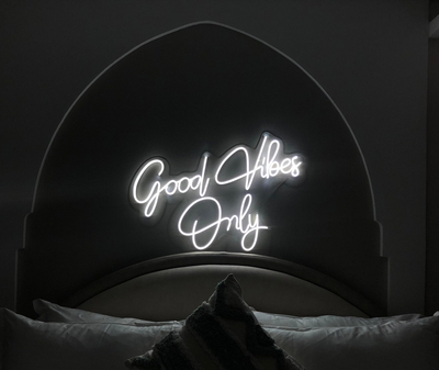 Неоновая вывеска «Good vibes» 60х42 cм