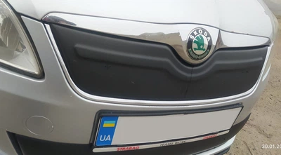 Skoda Fabia (2011-2014) матовая зимняя накладка на верхнюю решетку