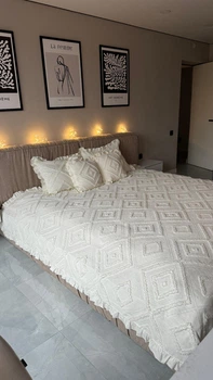 Покрывало Embrace Соул молочное с рюшами для двуспальной кровати 260х260 см 93524287