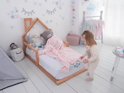 Детская кровать-домик Монтессори Busy Wood Модель 3 на полу с ламелями 140x70 см натуральное дерево