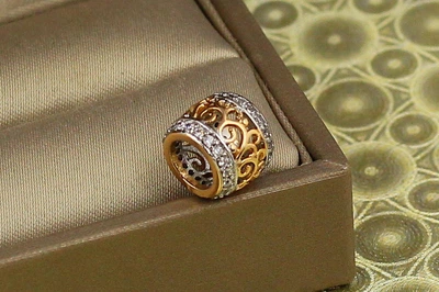 Кулон шарм Xuping Jewelry ажурный узор с родием и фианитами по бокам 8 мм золотистый