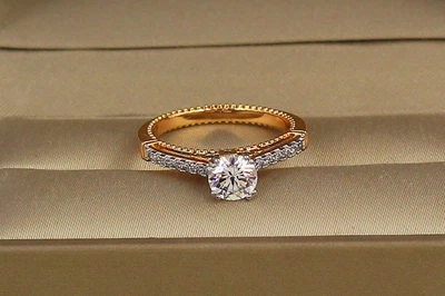 Кольцо Xuping Jewelry с родием камень 6 мм по бокам мелкие камни р 18 золотистое
