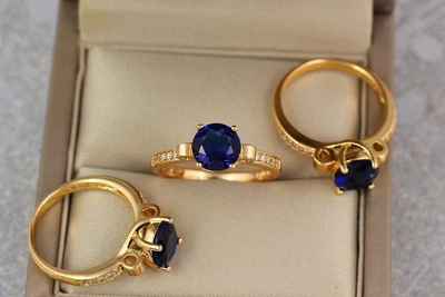 Кольцо Xuping Jewelry с синим камнем 8 мм и мелкими фианитами по бокам р 17 золотистое