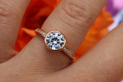 Кольцо Xuping Jewelry камень в ободке 8 мм р 18 золотистое