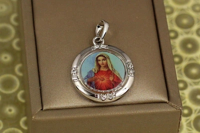 Ладанка Xuping Jewelry круглая дева Мария с камнями цветная 3,1 см серебристая