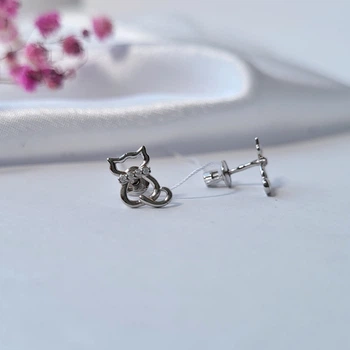 Серебряные серьги сережки гвоздики на закрутках Кот с Белыми камнями серебро 925 покрыто родием 82763б 1.08г