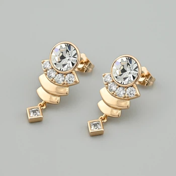Сережки з кристалами Swarovski 53419 розмір 28х14 мм колір білий вага 7.2 г позолота 18К