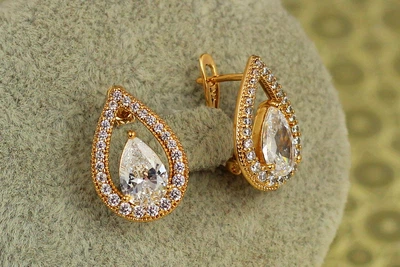 Сережки Xuping Jewelry Капля з білим каменем в окантовці 1,8 см золотисті