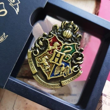 Брошь из фильма Гарри Поттер на одежду / рюкзак / пенал / портфель Harry Potter значок - пин герба школы магии Хогвартс, 5х3.5 см, разноцветный (106931455)