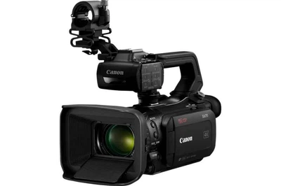 Професійна відеокамера 4K Canon XA70