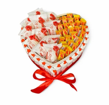 Солодкий подарунковий набір бокс з жувачками Love is та цукерками
