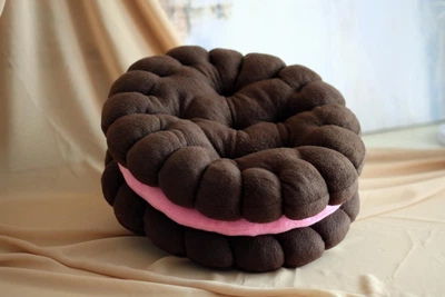 Подушка декоративная Madana Studio диаметр 30 см "Орео шоколад/клубника" 1 шт