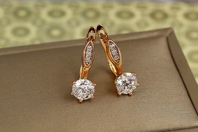 Серьги Xuping Jewelry соло с белым камнем 1,7 см золотистые