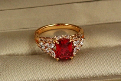Кольцо Xuping Jewelry Шедевр с малиновым р 20 золотистое