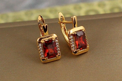 Серьги Xuping Jewelry фейлетон с красным камнем 1,5 см золотистые