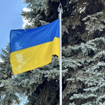 Флагшток збірний 3,8 м, пофарбований порошковою фарбою, з прапором в комплекті. Пластина з отворами для кріплення або труба в землю